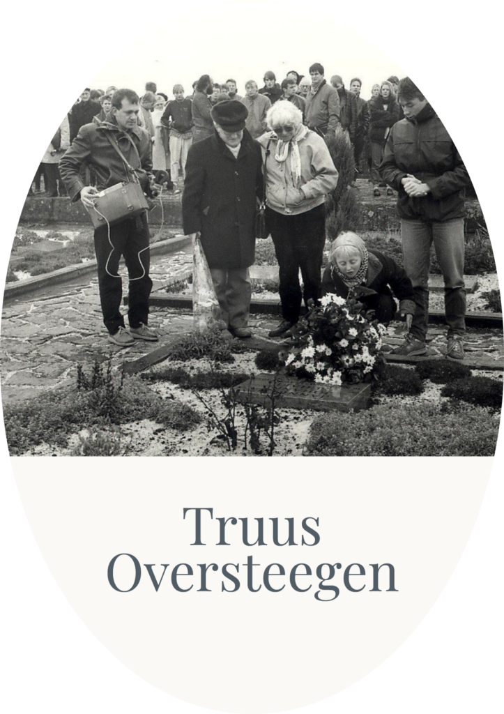 Photo of Truus Oversteegen at the commemoration of fellow friend and resistance fighter, Hannie Schaft.